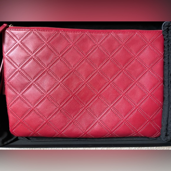 Authentic Large Quilted Chanel O-case with Tassel in Dark Red - Picture 2 of 9